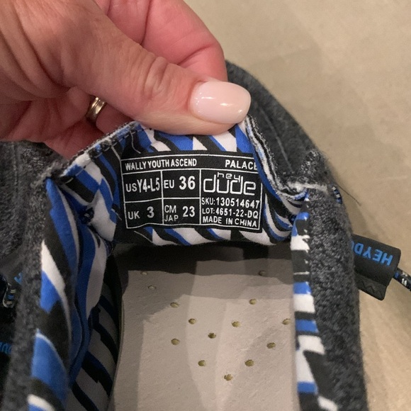 Boys Hey Dude Wally shoes size 4, great condition - Picture 4 of 5